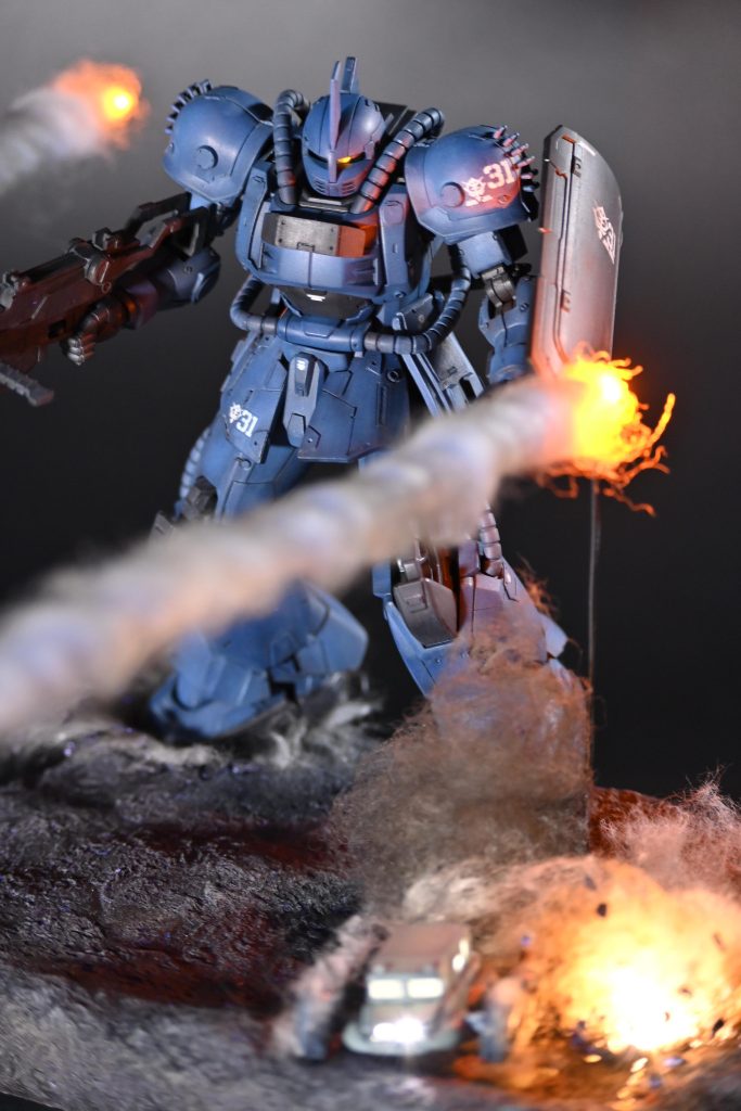 ランバ・ラルの呼びかけも届かず…… ガイアの執拗な攻撃を必死で逃げる博士たち…… そこへ鉄騎兵中隊の援護が!