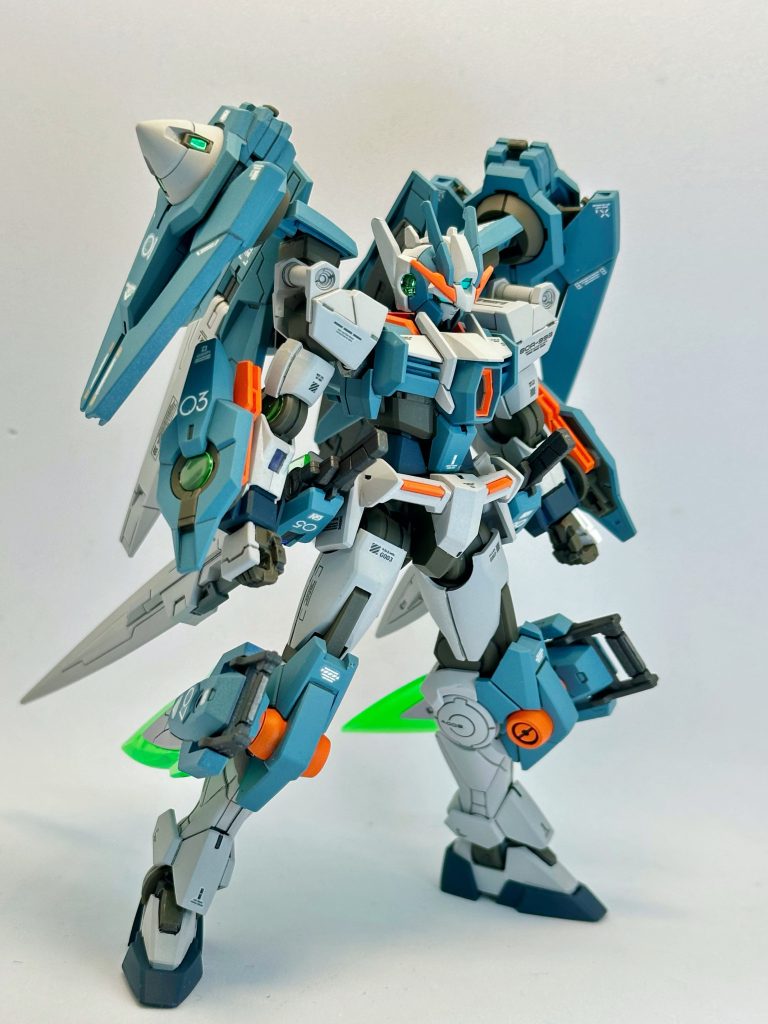 前作のプルタインガンダムアビスと並べて合うよう、今回もリアル寄りのカラーで全塗装しました若干上半身にギミックが偏っている感じがしたので、セブンソードとダイバーエースの武装を使用して、全体のボリュームを増しています(元々ダブルオーが上半身集中型ですが…)