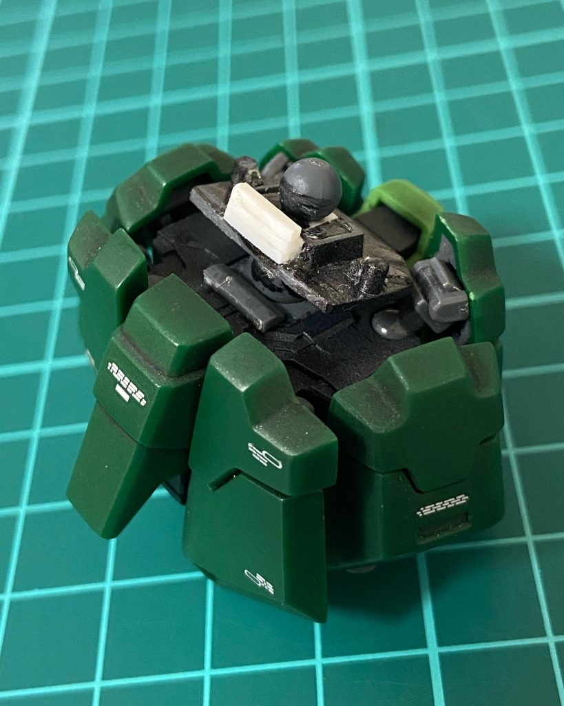 胴体接続部。フレーム部分で延長した他、背中に大きな背負い者が付く関係上、仰け反り対策のスペーサーを噛ませています。