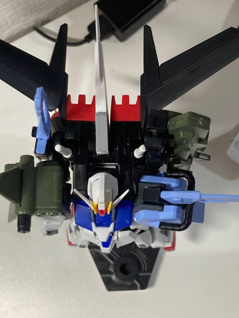 互換性の関係でエールストライカーが体からかなり離れていたのでシルエット調整、あとちょっとmgチックになるように改造。