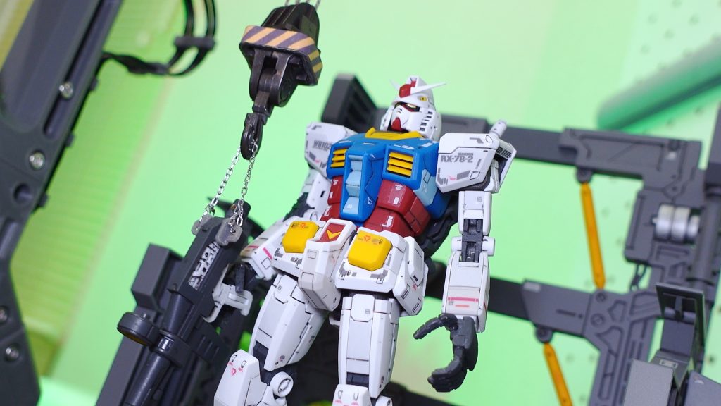 ビームライフル、シールド等もチェーンで吊って、取り付け風景を撮影してみました。