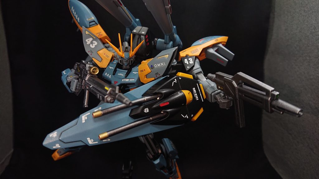 同じビーム系の武装だとHGストライクから貰ってきた“ビームライフル”とカラミティのシールドに装備されている115ミリ2連装衝角砲“ケーファーツヴァイ”があります“ケーファーツヴァイ”の砲身を左右別で動くように加工するか迷ったのですが、保持力が弱くなっても嫌だったので今回は見送ることにしました次にまた作ることがあれば挑戦してみたいと考えています