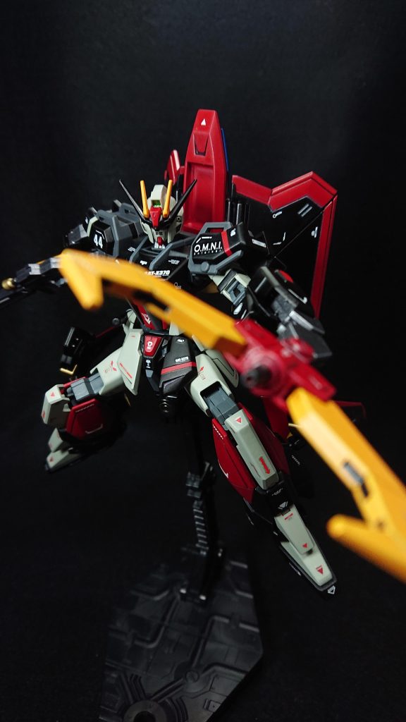 メイン武装は、両腕に装備した“短射程プラズマ砲(アフラマズダ)”です元々はサイドスカートに装備されていた武装なのですが、ストライクに落とし込む際に個性を出したいと考えて、腕部に3mmの穴を開けそこに装備するようにしてみました運用方法としては、クローで相手を捕まえプラズマ砲を打ち込んだり、腕や足などの部位破壊を行い相手の戦闘力を奪いますMA形態では機動力を活かし、相手を捕まえた状態で引きずり回す戦法も考えています