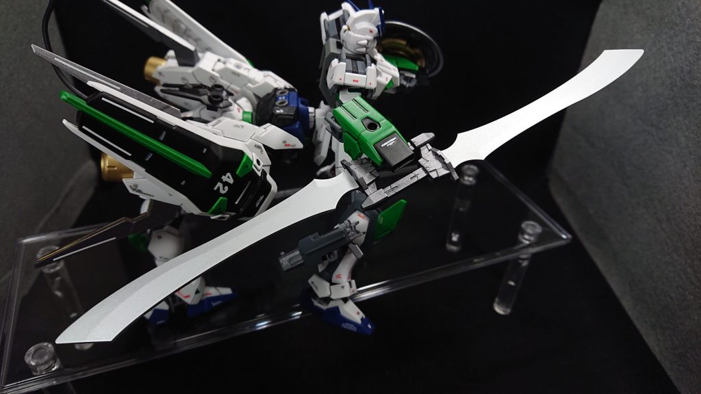 メイン武装は、30MMの大剣が2本です機動力で相手を翻弄し隙をついて斬りかかります両手に持ち二刀流で手数を増やしたり、剣の柄を連結させて剣筋を読ませないよう、相手を翻弄したりなどを考えています