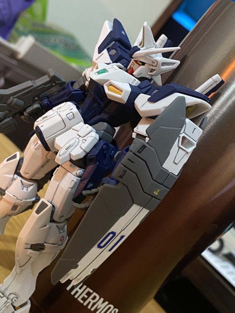 シールドに番号のデカールそのまま貼るとモールドに干渉してしまうので、0と1を切り離して別々に貼り付け。