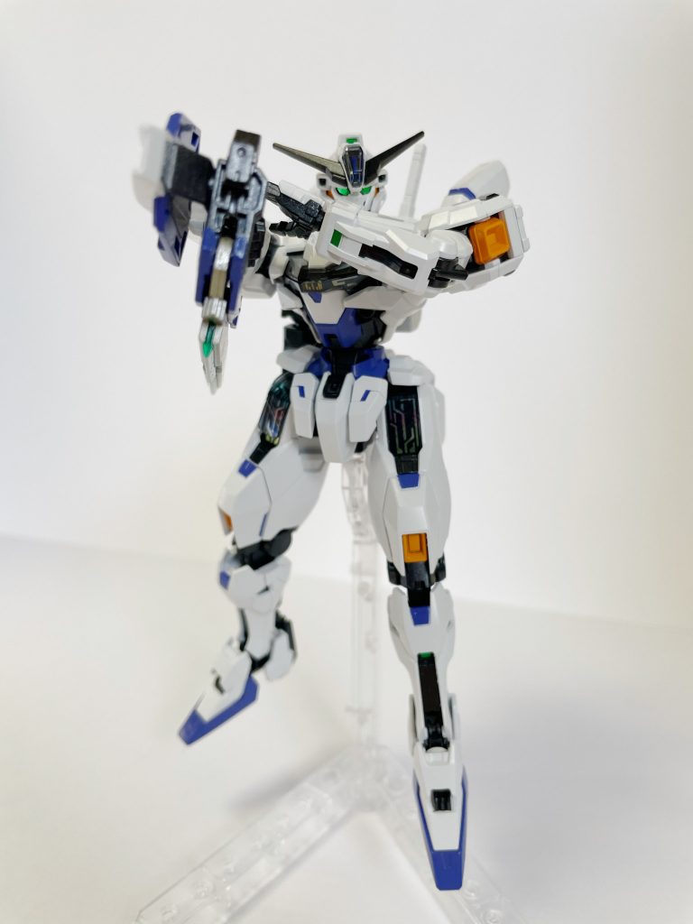 グラム(ライフルモード)取り回しの悪いバリアブルロッドライフルに代わり、右腕部に装備された複合武器。機体名と同じく、選定の剣の名を冠している。ライフルモードでは、銃身部から連射性の高いビームが、盾部の発信機から高威力のビームをそれぞれ撃ち分けることができる。