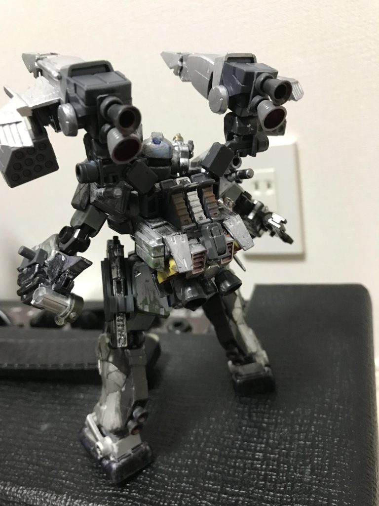 背中全身のスラスターを数えると計24個あります。