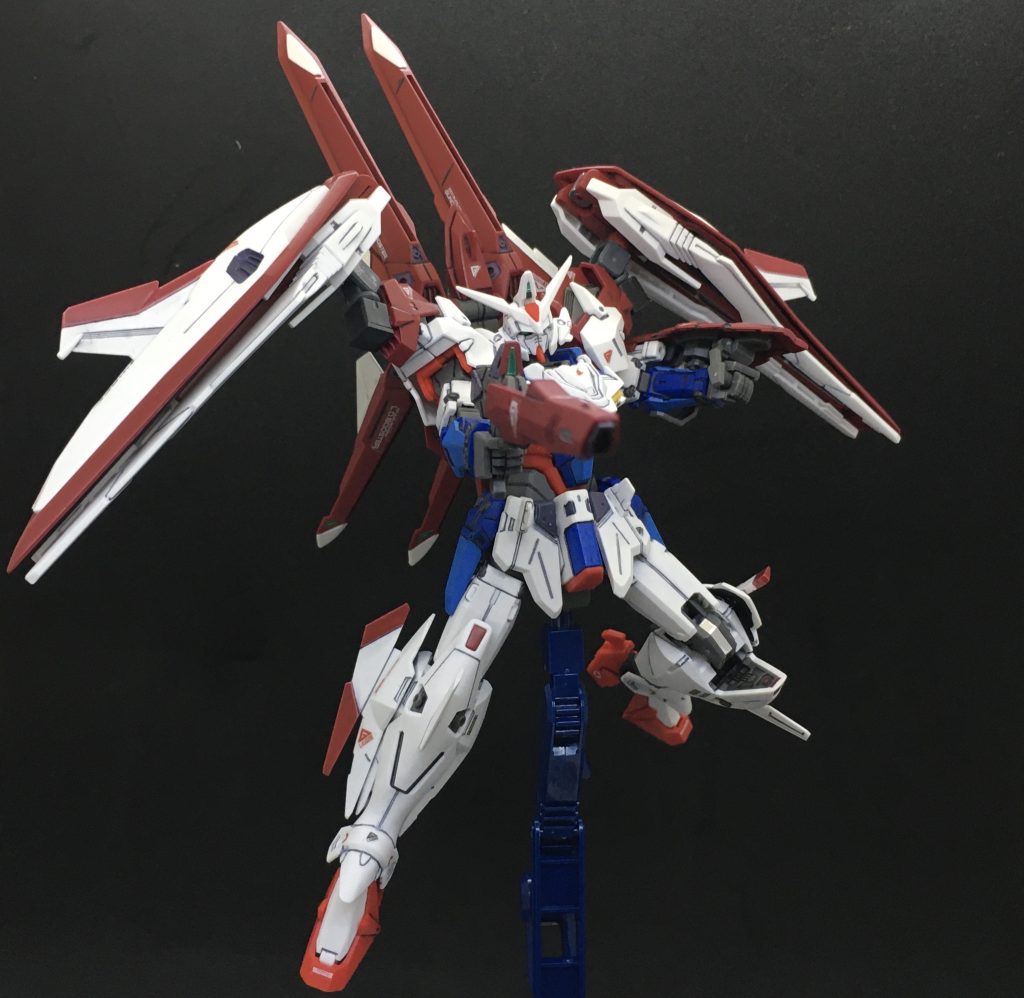 　キットのままでは両肩のリアクターユニット、スラストビームキャノンが腕を横に広げる際に干渉するので、可動部を追加することでポージングの幅を持たせるのがメインの工作となります。　後は前腕や武器など一部合わせ目を処理しました。
