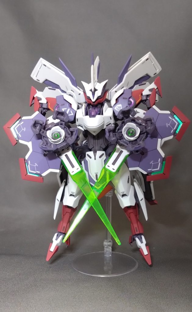 アンチドート•ブレス本機の特徴として、背部のバインダーとベイオネットのアンチドートユニットを展開することで、機体の周囲にアンチドートフィールドを展開可能なことが挙げられる。このフィールドはパーメット通信を遮断することでガンドフォーマット等のオーバーライドを阻害することが可能となる。と同時にユニットに蓄積されたパーメット粒子で相互通信し続けることで、機体のシャットダウンを防ぎ、パーメットスコア6以上の機体との戦闘でも短時間ではあるが通常稼働することが出来る。パーメット通信を遮断するため、機体間の通信が出来なくなるデメリットがあるが、確認された5機はハンドシグナルと光点滅信号で高度な連携を保った様子が目撃されている•••という妄想設定です。