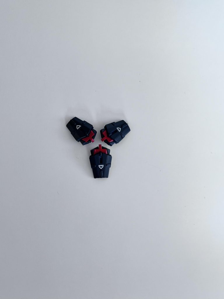 ガンビット キレーネ両肩とリアアーマーにマウントされています。攻撃機能はありますが、主に戦域データを収集し機体にフィードバックするなど戦闘補助を目的として装備されています。