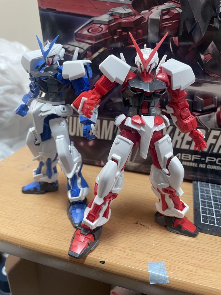 色々改修したブルーフレームは腰を2ミリ延長してバランス調整してあるので古い方はいかにずんぐりしているのかわかるのかなと思いました。