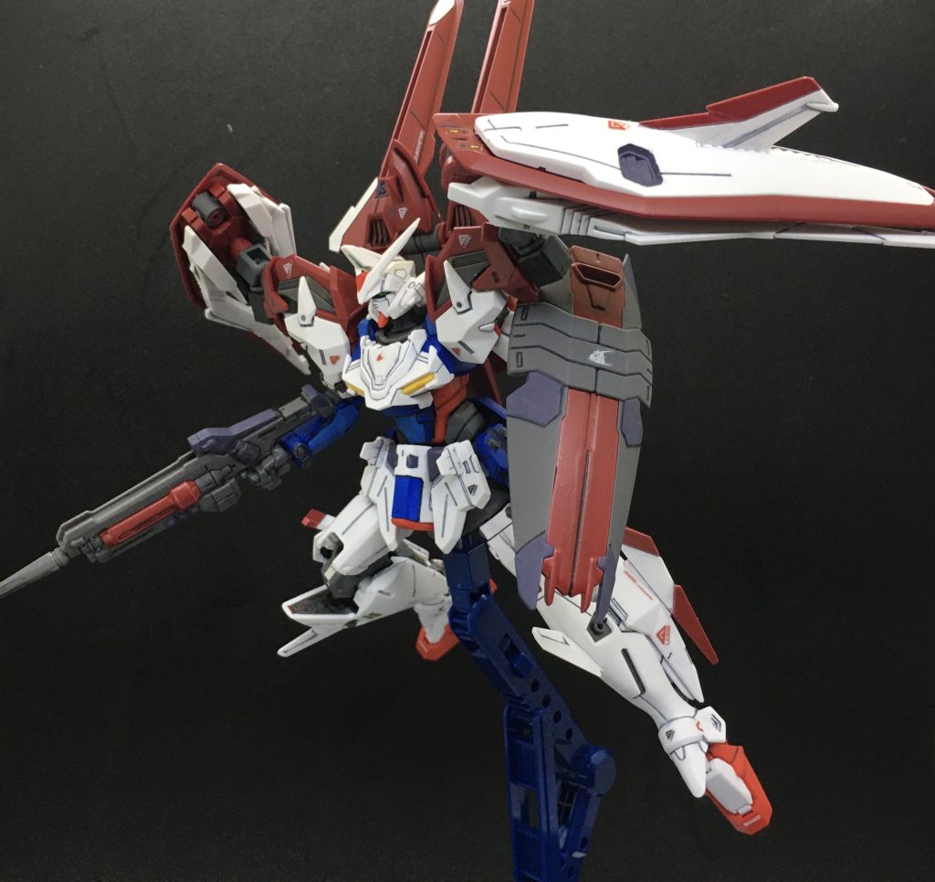 　余剰パーツで組めるアクセラレートライフル、G-UNITシールドは白い部分をL.O.ブースター特有のパーツと同様の色で塗装、L.O.ブースター仕様にしています。　加えて頭部やバックパック、肩アーマー(バーニア抜き)なども余るのですが、そちらはオリジナル仕様として今後作ってみようかなと思っています。