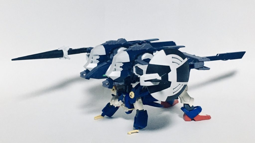 ビースト形態の正面です。浅い水域を走るための形態になります。