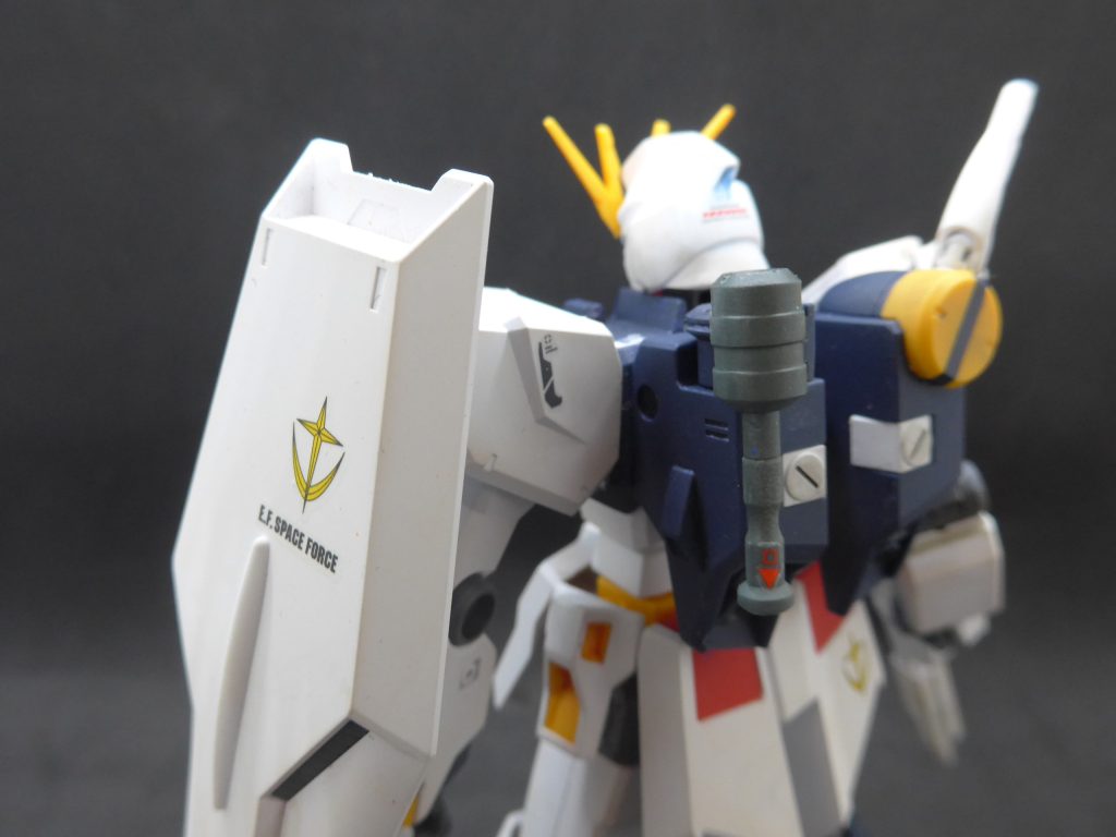 フィンファンネルついてないのは別にそのままでもバランスいいので特に気にしなかったのですが、ハンドグレネードのビルダーズパーツ付けてみました。下向きに矢印コーションってひょっとして連邦もファンネル開発?かどうかは定かではありません。本体付属のシールは使いませんでした。水転写デカールで統一しておきたかったので。