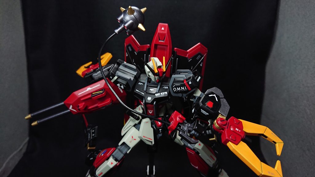 中・近距離用の武装として“破砕球(ミョルニル)”を装備しています元々、レイダーが持っていたミョルニルはデザインがイマイチだったので、ガンダムアストレアタイプ-FのGNハンマーに変更しましたリード線も太くなりちゃんと自立できるようになりました