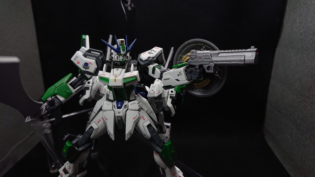 中距離戦用に銃も装備しています機動力で隙を作れないときは、銃撃で相手の隙を作り斬りかかることも想定しています銃はサイドスカートに装備させたかったのですが、腕部と干渉し見た目が悪くなるので右足に3mmの穴を開けて装備させています