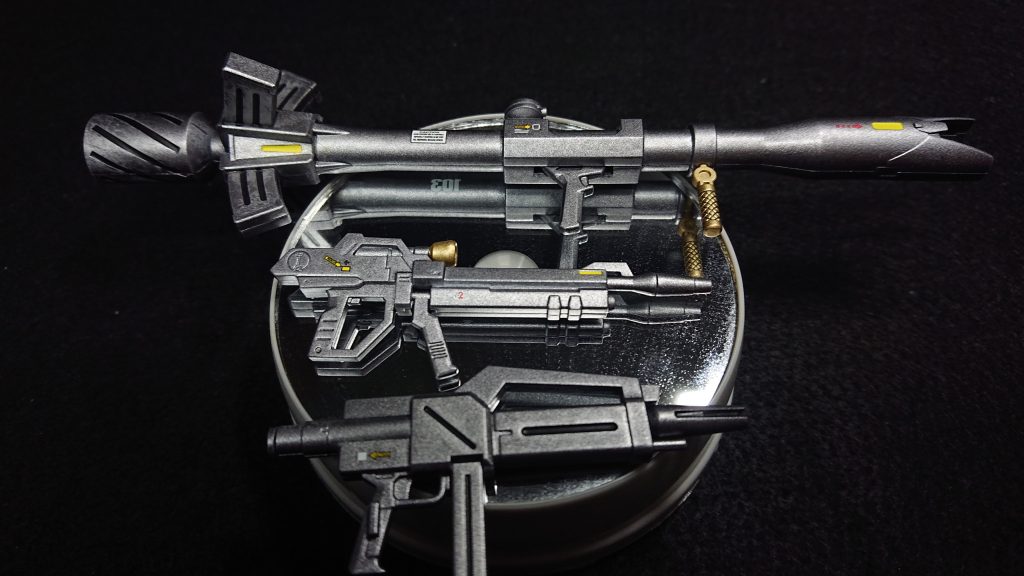 ビーム系の武装だけだと対応できない戦況もあると考え実弾系の武装も装備させましたEGストライクから貰ってきた“バズーカ”とジャンクパーツの山から見つけた“マシンガン”ですカラミティの武装の主張が強くなってしまったので、少しでもストライクらしさを残したいと考えこのバズーカを持たせることにしました“マシンガン”なのですが完成後に調べてみるとシルヴァ・バレトの“ビームライフル”である可能性が出てきてしまいましたですが弾倉らしき部分もあるし、自分は“マシンガン”のつもりで持たせたので、今回は“マシンガン”でやらせてもらうことにしましたｗ