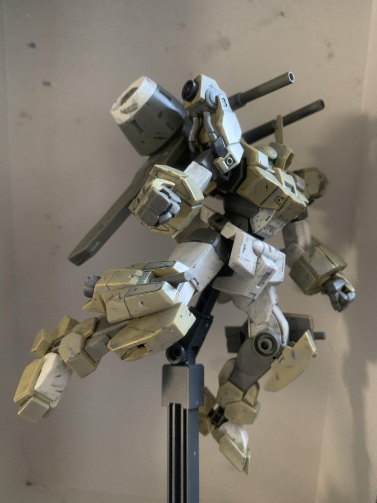 今回はMrウェザリングマスターは使用せず、ファレホのみでウェザリングを行いました。乾くのが早く、隠蔽力もある優れものでした。乾いた後に触っても塗装が取れないのも魅力です。