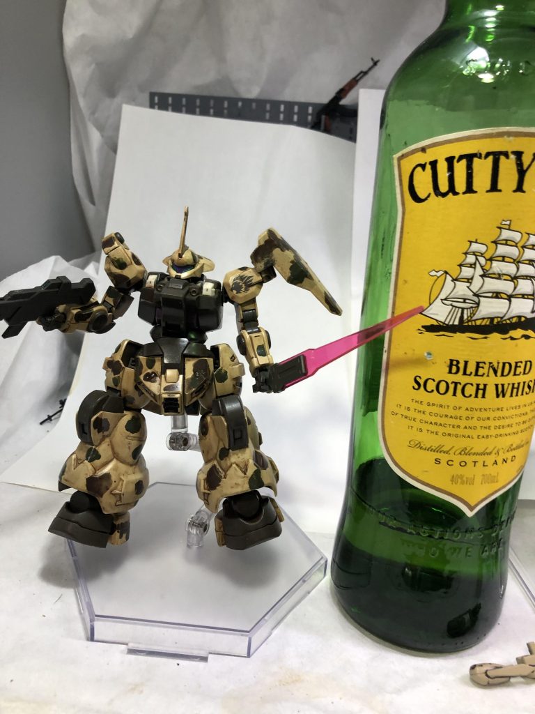 完成したガンプラを眺めなら飲み酒はうまい