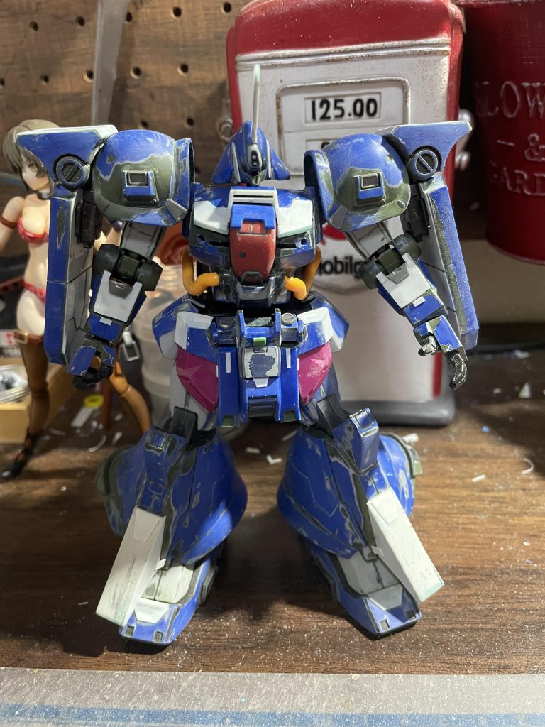 表面処理からやり直しつつ、元々の塗膜を削り落としてます。もう面倒くさくなったとこはジャンクパーツやプラ板貼り付けたりして誤魔化してます。そもそもこいつ‥ジャンクで売ってたのを改造したヤツなので、レストアのレストアみたいな感じになってます。あ、後ろで見切れてる半裸ネーチャンは気にするな!