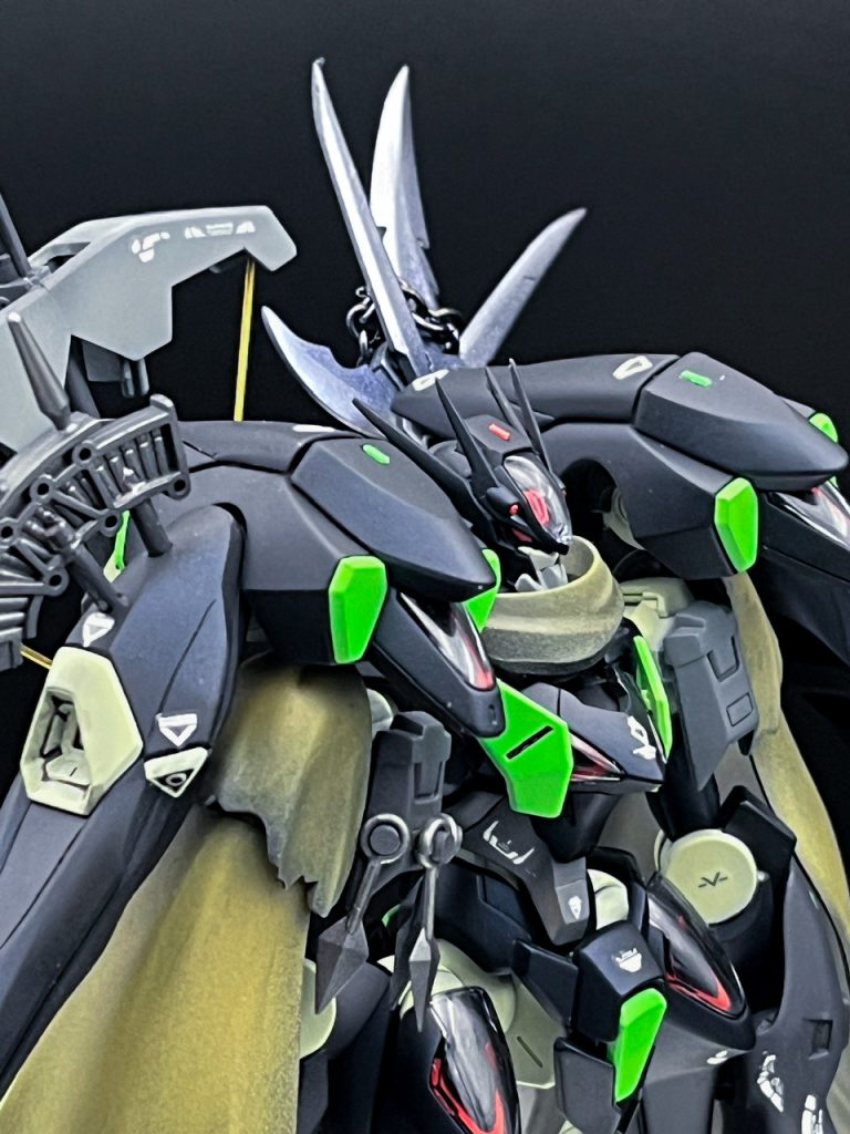 ▲全体の工作について全身に刺々しさと、左右非対称のシルエットで歪なダークヒーロー感を演出しました。また、先駆者の方の二番煎じですが、コトブキヤのサイドマントを合わせました。『悪さ』を表現するため、見栄も体裁も、メカとしての合理性もかなり犠牲になっております。