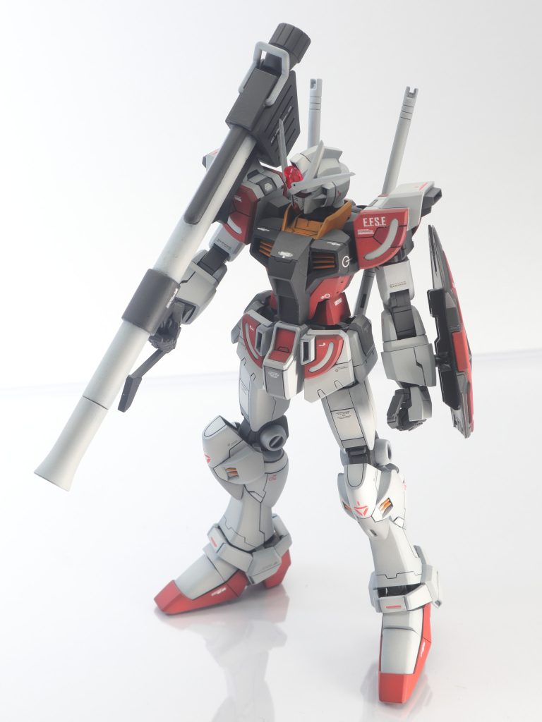 膝アーマーのインテーク部分、作例の黄色ベタ塗りが嫌だったのでマスキングがんばってみました。薙刀ラックは自由に可動するので角度も変えられます。