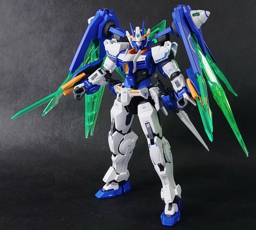 共通部は基本RGですが、ダイバー系の独自形状パーツは当然HGを加工してフィッティングさせます。HGから持ってくるのはGNソードIIとGNビームサーベル以外の装備品全般、頭、胸、背中、袖、フロントアーマー、リアアーマー(外側のみ)、裾前部。バックパック、太陽炉。RGのGNシールド、GNソードIII、オーライザーは未使用です。(ジョイントがなかったり干渉したりで使えません)