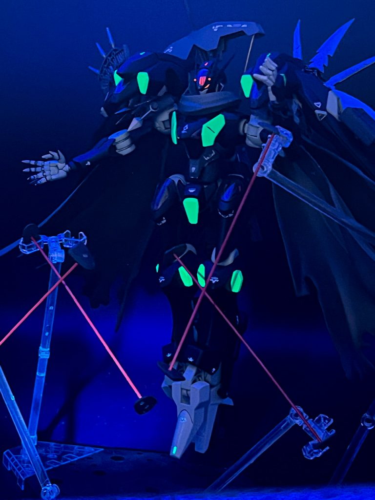 ブラックライトでギラリ。光ったら隠形がバレてしまうのですがカッコ良さが大事です。