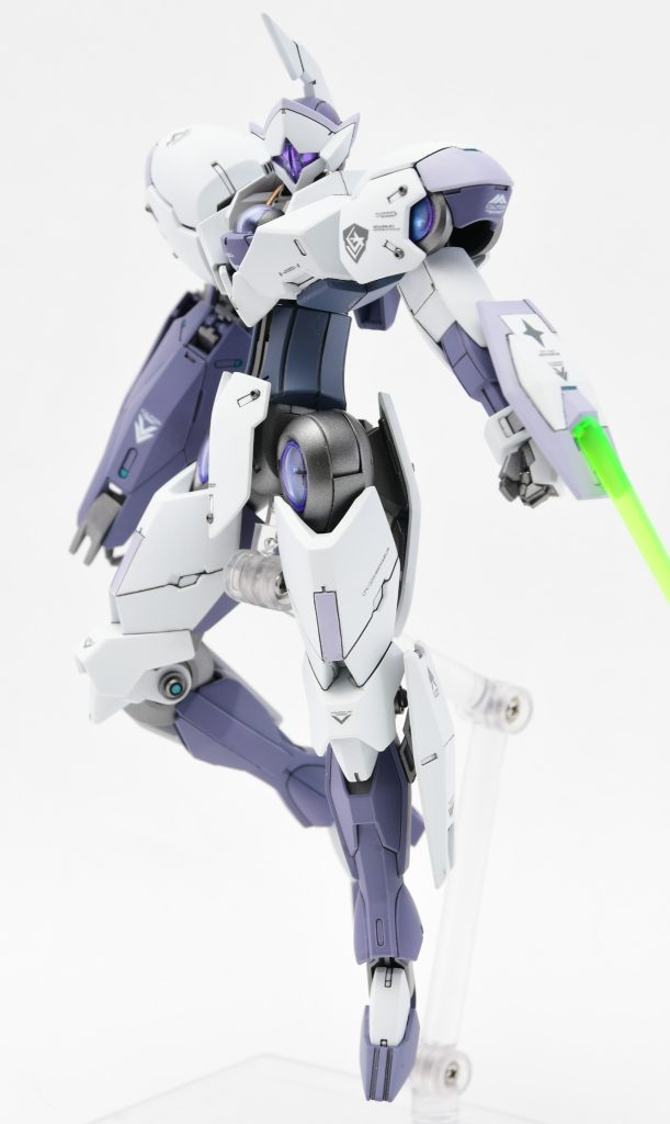 ■ポーズ1(サーベル構え)カラーリングは、情報量を上げるために2色ほど追加。ミカエリスパープルと機体の白を混色した中間色を作成、薄紫を各部に配置してバランスを取っています。全体的に明るめのカラーなので胸部と胴にネイビーブルーを配置して印象をキュッと締めています。デカールは水星の魔女デカールを使用、ラインデカールだけは好みで貼っていません。