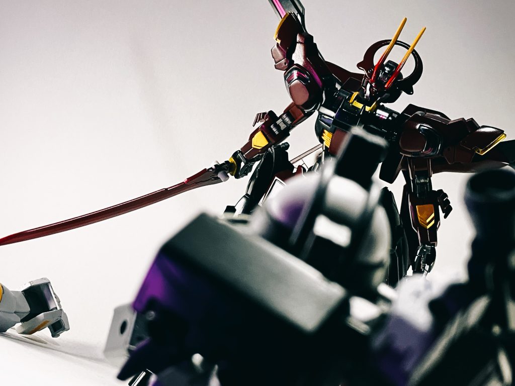 敵を切り裂きゆっくり歩いていくイメージで、威圧感を出してみました。前に作ったガンリヴォルヴァのライバル機として作ったので一緒に撮りたいのですが、、別宅にあって一緒に撮れなかった😭