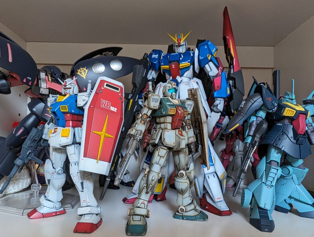 今年もあと1ヶ月、ガンプラ始めてもう少しで1年ですもう1体は作れそうだけど、年12機完成の目標は無理でしょう 棚も満員です
