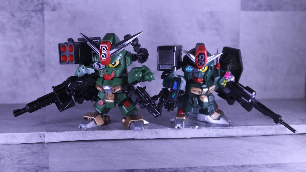 オリジナルのコマンドガンダムとツーショットで。コマンドガンダムと行ったらガトリングだろ!ってことでビームマシンガンをガトリングに改造したら、実際はアサルトライフルと機関砲でした。(改造後にキットを買って気づいた)思い込みって怖いね...