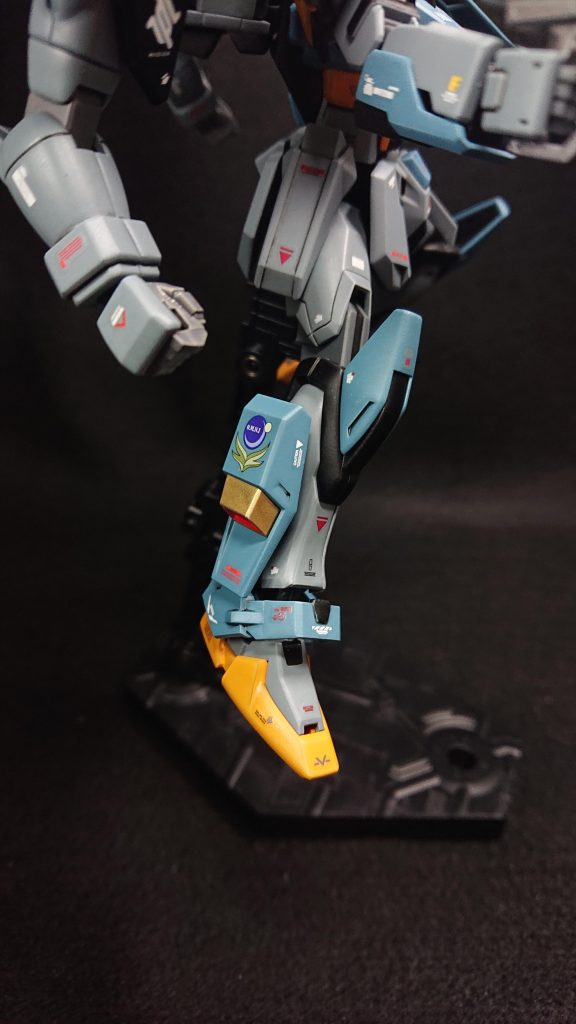 武装を持たせてみると足元が少し寂しくなってしまったので、3mmの穴を開けてカラミティのサイドスカートをスラスターとして付けてみました