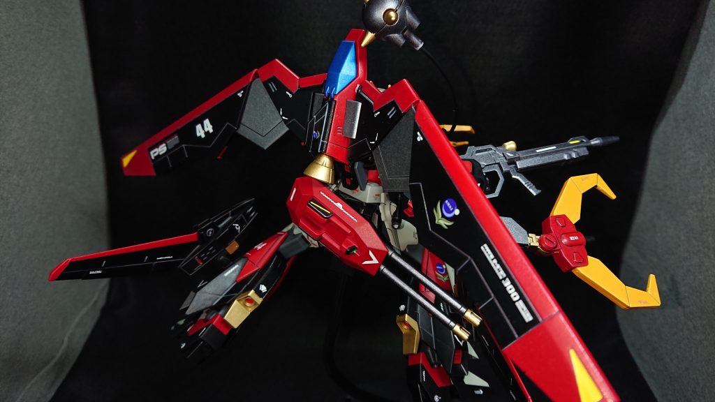 レイダーを象徴する武装としてバックパックのウイングは必須で欲しいパーツでしたが、接続方法が汎用性の無いパターンの奴だったので苦戦しました接続に干渉する部分はすべて切り飛ばしヤスリで整え、元々あった太い軸を3mmになるまで削り込みました軸が短いので保持力が微妙だったのですが、塗装してみると意外としっかり保持してくれるようになりましたw翼のデカールも良い感じなのですが、機首部分をライトメタリックブルーで塗り分け飛行機っぽく見せているのがポイントです