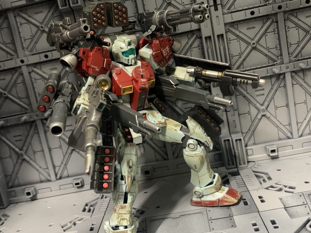 拠点防衛が第一目標となる為、初手一斉掃射が基本戦術。本機はあくまで弾薬を無理やり積み込んだ一般機である為、掃射して弾が切れた後はただの剥き身のジムが残るのみである。腰から生えてるのはジムカーディガンとボールデンアームズの合わせ技とかいう昔の取説みたいな組み合わせのなんちゃってヴェスバーです…時代考証くんは死にました