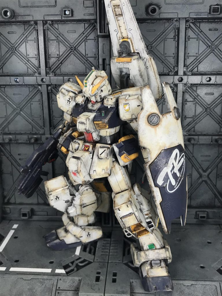 太ももの合わせ目ぇぇ〜😅💦いえ、これは合わせ目ではありませんモールドと思えば、気にならなくなる…凄腕モデラーにはとても真似できない、汚プラ流の高度テクニックになります🙄