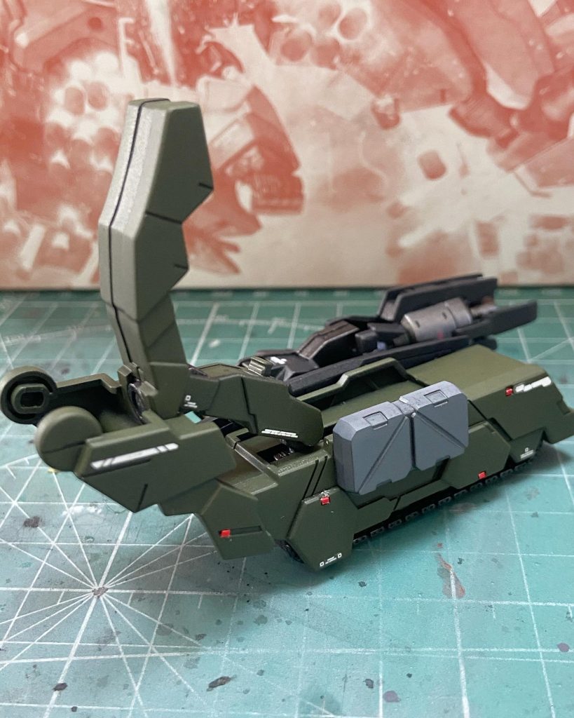 クローラーユニット展開状態。マルチブースターの回転可動を生かし、走行時にもブースターが使用できる想定です。