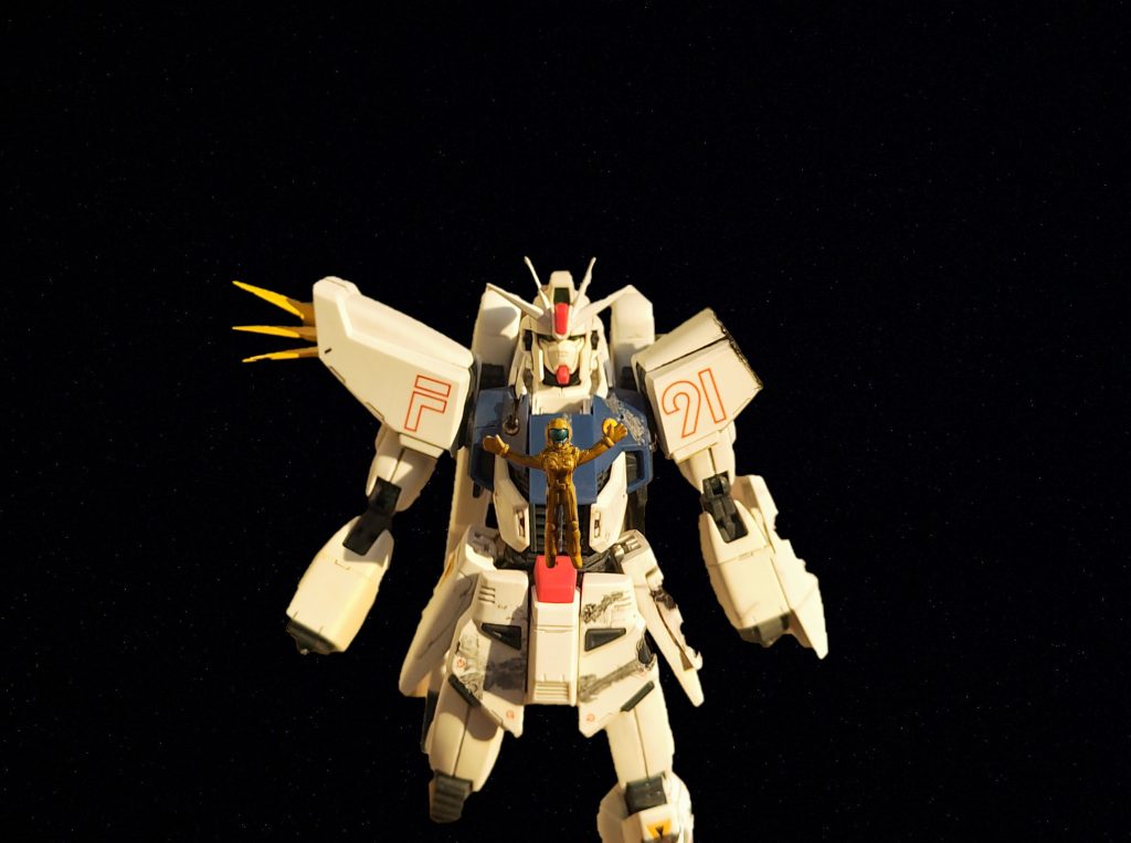 コックピットから飛び出す女性技士