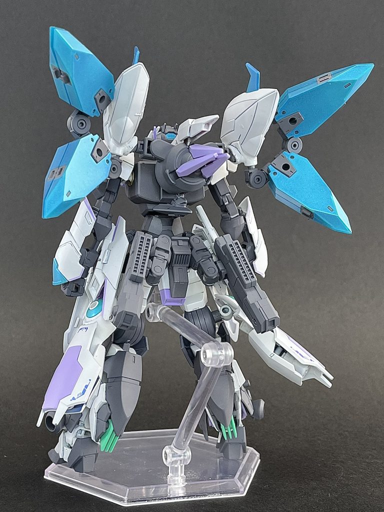 背面に装備された「GNリフレクター」は分離し、4基のリフレクタービットとして運用が可能な他、トランザム時には羽のように展開し、敵の粒子ビームを吸収するアブソーブウイングとして機能する