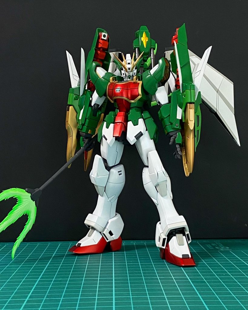 デカール前の状態。緑はインストを基に調色したつもりなのですが、思ったより明るい色味になりました。結果、メタリックなレッドとゴールドにホワイトと合まって、そこはかとないクリスマスカラー感が出ました。