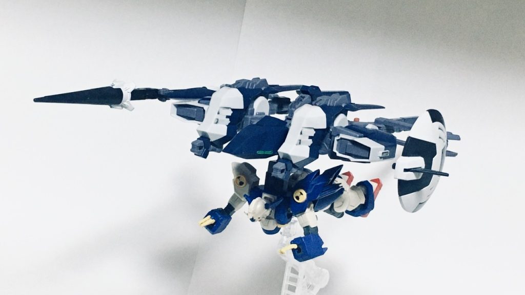 バード形態の正面です。水中を高速で移動するための形態ですが、空中を飛び回ることもできます。