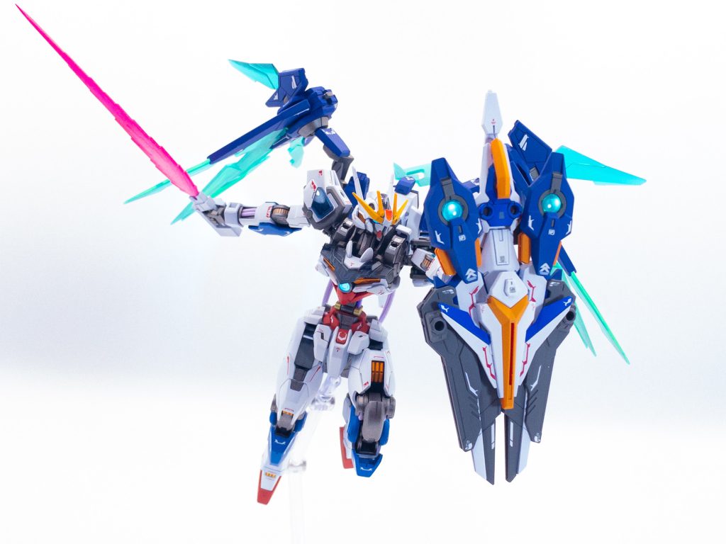 シールド裏には大出力ビームソードを装備。