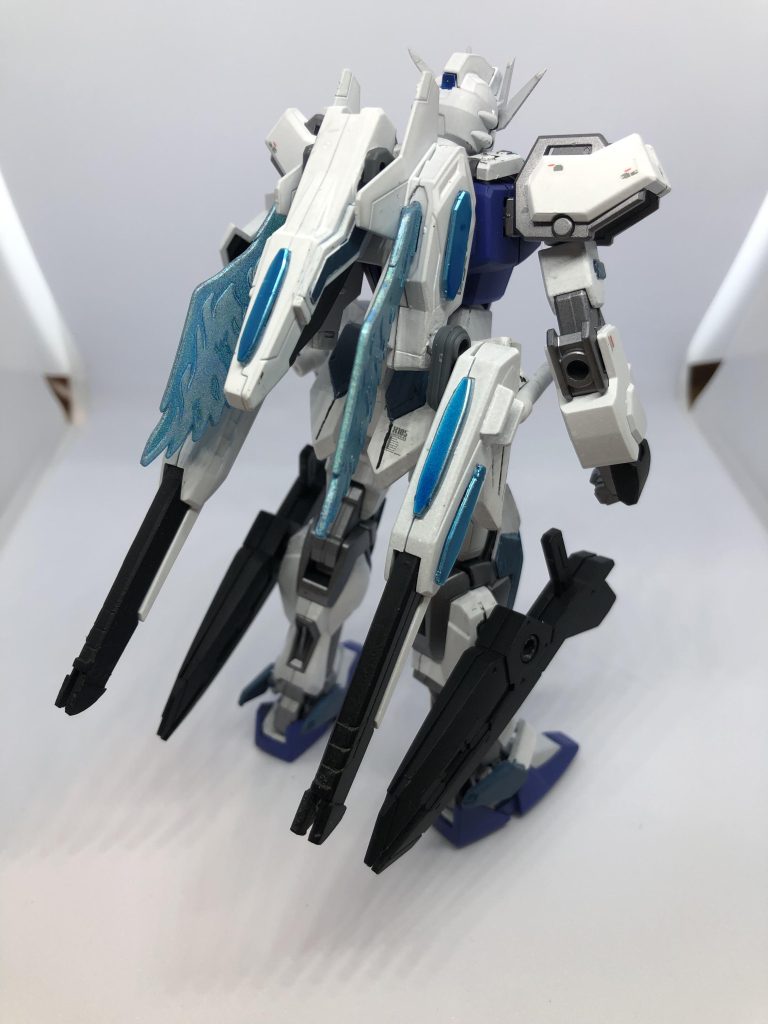 高速移動時の排熱のため小型の翼が出ている感じにしています。