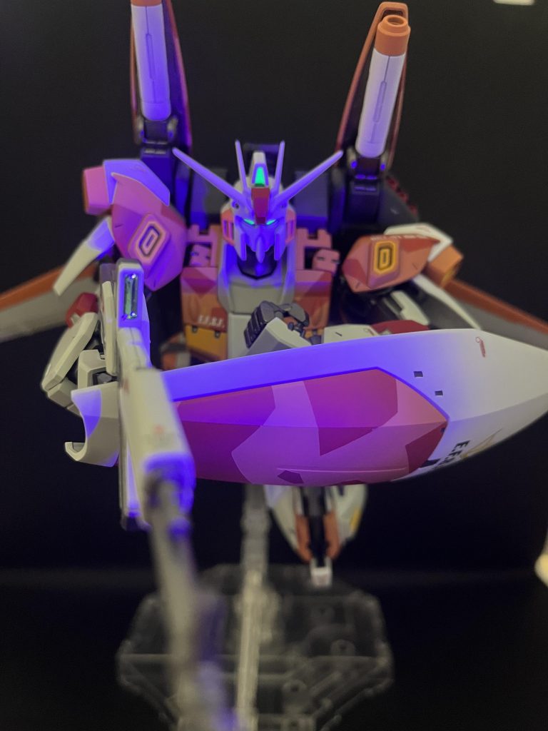 もちろんツインアイは蛍光グリーンで光ります！