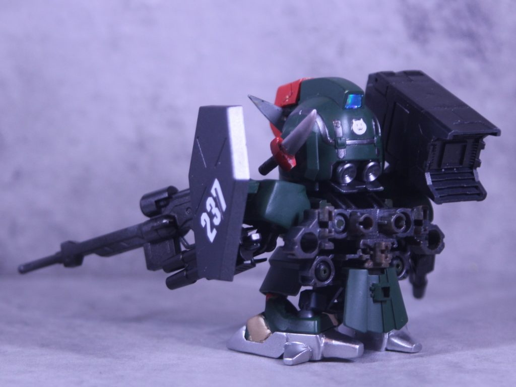 盾の237のデカールと後頭部のねこがワンポイントです。側頭部にアーミーナイフを取り付けられるハードポイントを追加。フルメタのアーバレストの口部ハードポイントが好きなので頭部につけてみました。