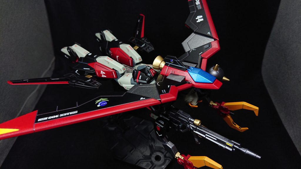 今回のお気に入りポイントは“全体のシルエット”と“機体カラー”ですMS、MAどちらの形態でもレイダーとのミキシングだと分かるように、ストライクへ落とし込むのにホントに苦戦しました別の可変機の脚部にしてみたり、武装の配置を変えてみたり、可変機構を諦めるかと悩んだりしましたが、そんな試行錯誤の中で少しでも個性を出したく腕部に装備したアフラマズダと脚部のウイングが考えていた以上に良く、どちらの形態でも違和感なく馴染んでくれました1週間いろいろなパーツをこねくり回した甲斐があったというものですwミキシングで迷走した分、機体カラーはシンプルにレイダーに寄せるようにしましたしかし、まんま同じなのも芸が無いので、ガルグレーを入れてより黒が際立つように工夫してみましたアクセントとして両肩と左のフロントスカートを塗り分けて、簡単なデザインも入れてみています両肩の左右別の色でデザインを入れるのがシンプルなのですが特に気に入っていますwでは、最後までご覧いただきありがとうございました