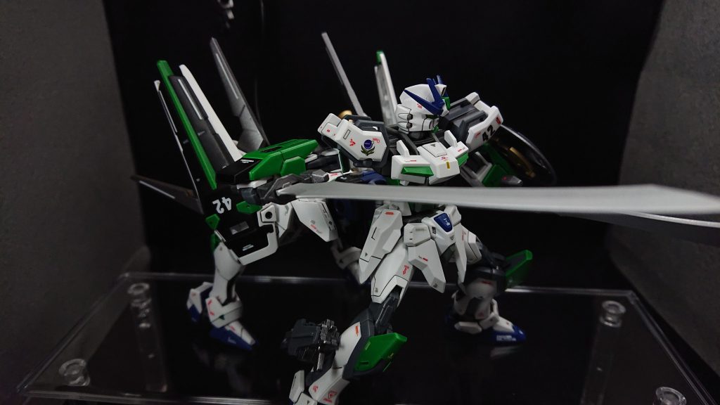 今回のお気に入りポイントは“馬型のシルエット”と“機体カラー”です馬型のストライクにはいつか挑戦したいとずっと温めていた改造案でしたが、エクシードギャラクシーを作った際にリアスカートに3mmの穴を見つけたことで今回の機体に挑戦することにしました大型ブースターを装備させたことで後ろ側がかなりゴツくなってしまったので、武装を大型化し全体のバランスを取るようにしてみました機体カラーは普段あまり使わない“明るい緑”に挑戦してみました塗装してみると緑が思った以上に鮮やかだったので、当初の予定より緑を塗る箇所を減らし、黒や青といった落ち着いた色を入れることで派手にならない様にまとめてみました可動域など課題の残る結果とはなりましたが、シルエットや機体カラーは満足のいく出来になりました今後、良い案が思いついた時には再度挑戦してみたいと考えています       では、最後までご覧いただきありがとうございました