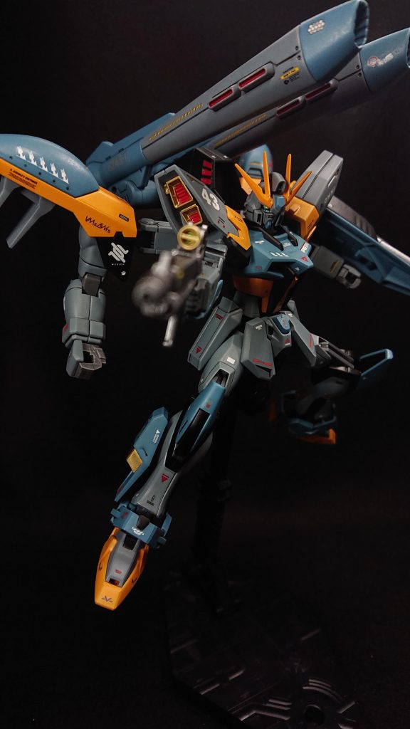 今回のお気に入りポイントは“副腕”ですカラミティの各部位の接続方法がストライクと違った為、どのようにミキシングしていくか結構頭を悩ませました当初はカラミティの肩パーツにバーニアを追加し背面に接続して推進力の強化を検討していたのですが、自分の技術力では難しかった為断念することになりましたなので、そのまま腕として活用しようと考えた時、ストライクの改造でまだ4本腕などの“副腕”に挑戦していないことに気付きましたバックパックと本体との間に“副腕”接続用のパーツを挟めることでカラミティの腕を接続しています悪役機と言う訳ではありませんが、4本腕と言う異形感がカラミティとのミキシングにはうまくハマったと感じていますでは、最後までご覧いただきありがとうございました