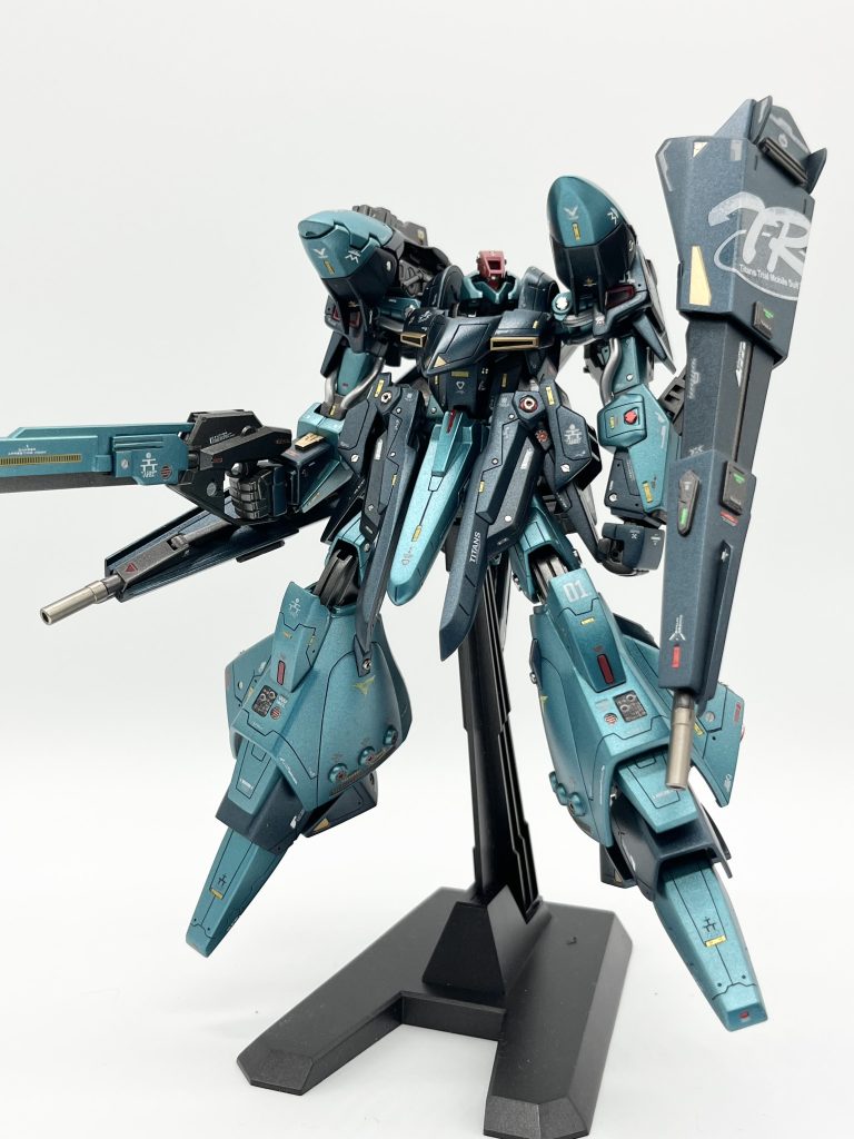 モビルスーツ形態ショット2 (TR-5【フライルー】装備)元々の増加スカート・ユニット(フロントスカート)の形状だとボディが隠れて胴足らずな見栄えが嫌だったので部品をカットしてスッキリさせています。サイドスカートもカットして少しスッキリさせてます。この後に出てくる改造前後比較写真にて比較してみてください。