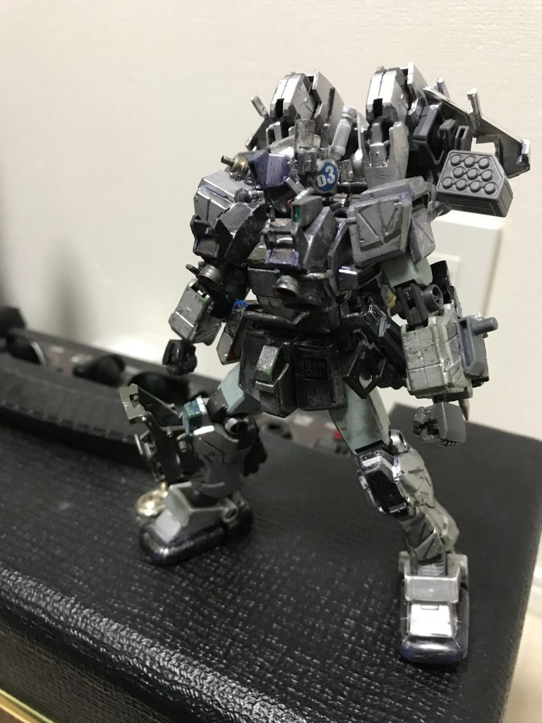 収納状態右腰にパルスナイフ、左腰にビームハンドガンを装備してます。